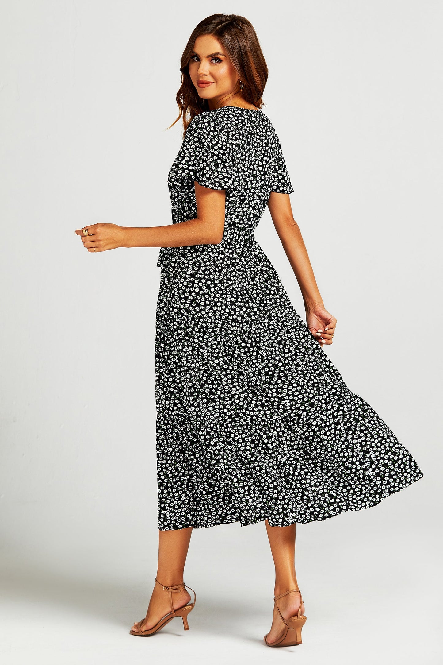 Midi-Kleid mit Print-Saum, Stufenrock & Wickelausschnitt, Beinschlitz in Schwarz