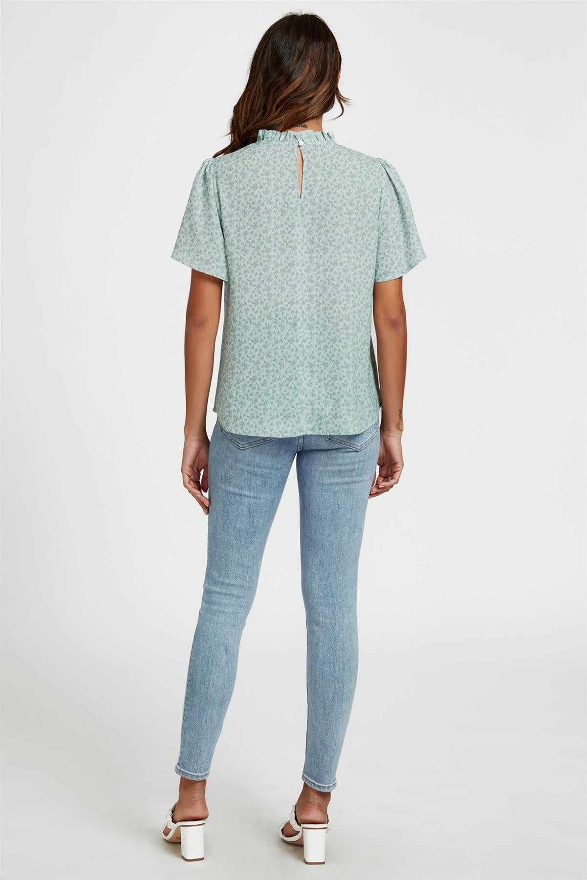 Stehkragen-Bluse mit grauem Blumendruck & Engelärmeln in Blau