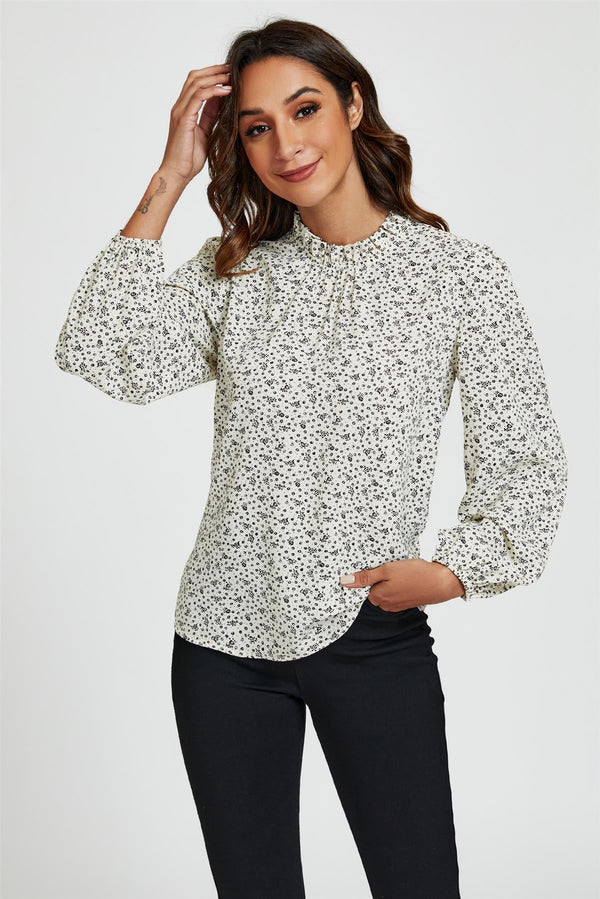 Stehkragen-Top mit kleinem Blumendruck und Rueschendetail in Weiss