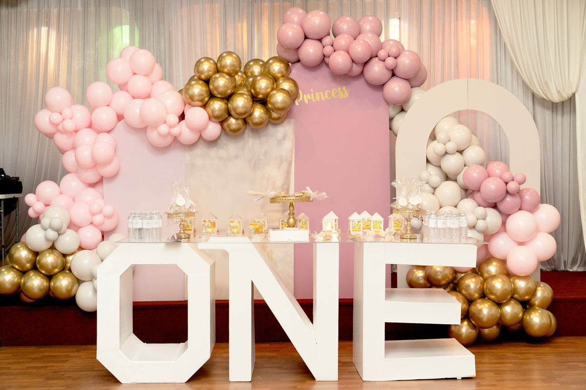 Organische Ballongirlande in Rosa, Gold und Creme aus gemischten Ballongrößen