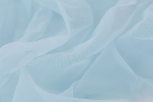 Hellblauer Organza in weichen Wellen, transparent und mit stehenden Falten