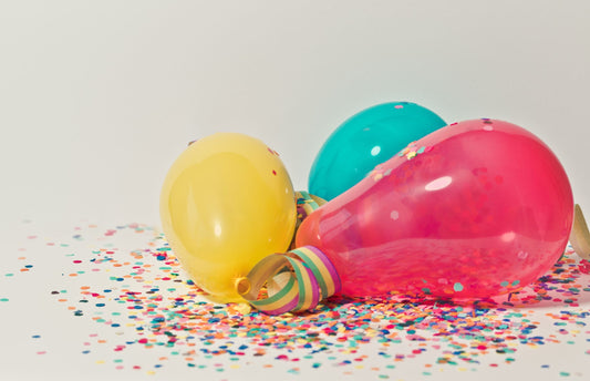 Bunte Luftballons vor hellem Hintergrund