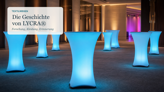 Abendliche Eventfläche mit cyan beleuchteten, weißen Stretchhussen auf Stehtischen.