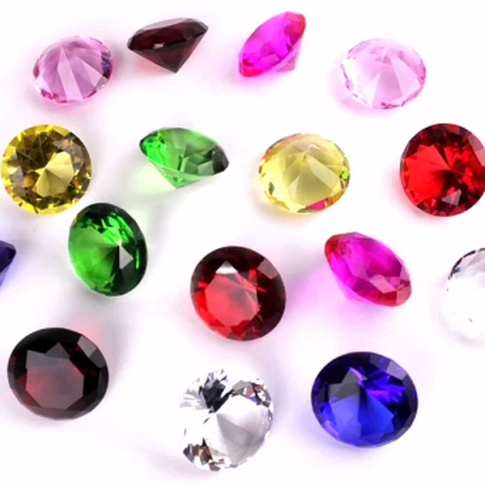 Elegante Kristalle und Streudeko, verschiedene farbige Glaskristalle und Diamantsteine, ideal für Dekoration.