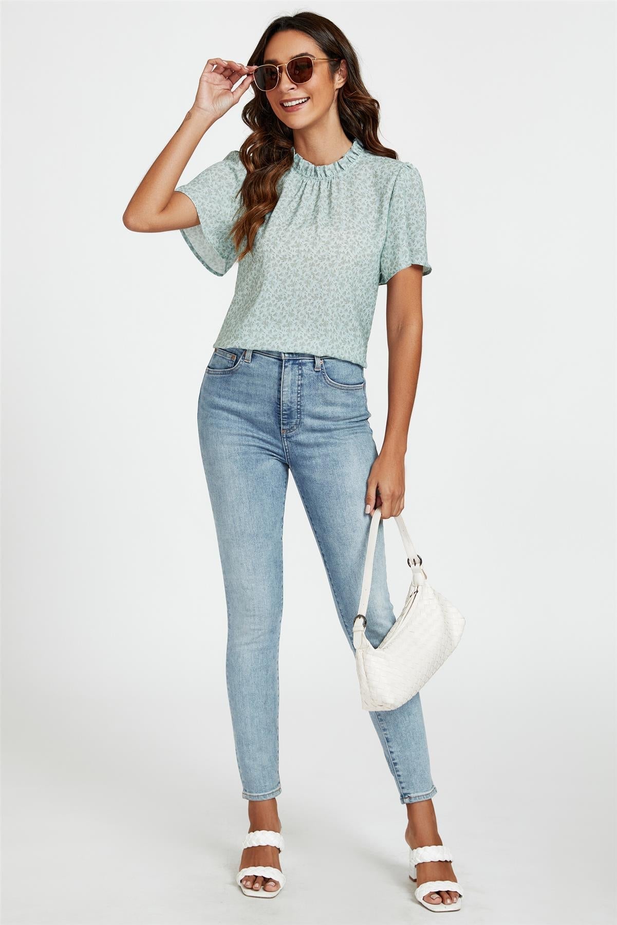 Stehkragen-Bluse mit grauem Blumendruck & Engelärmeln in Blau