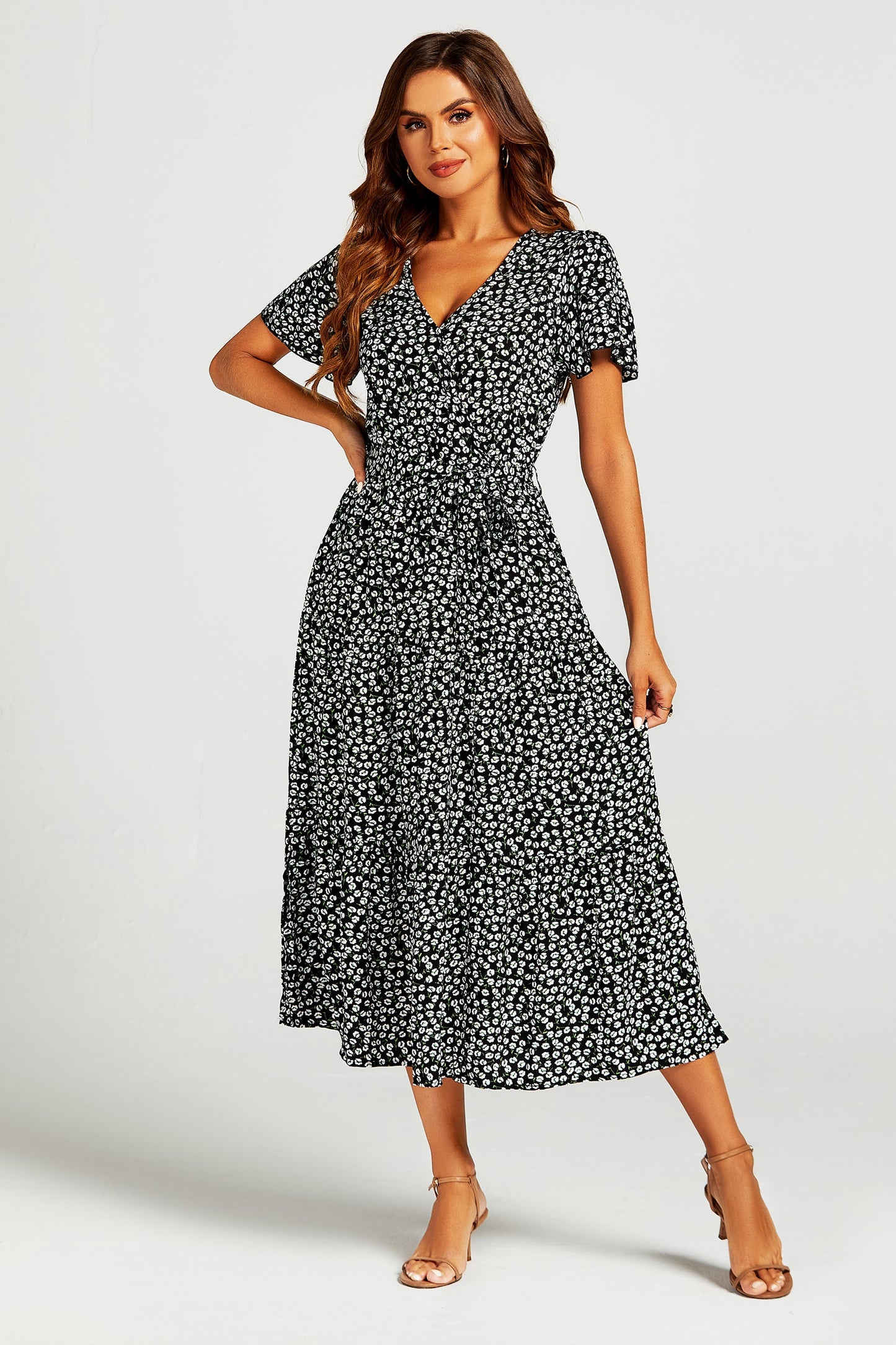 Midi-Kleid mit Print-Saum, Stufenrock & Wickelausschnitt, Beinschlitz in Schwarz