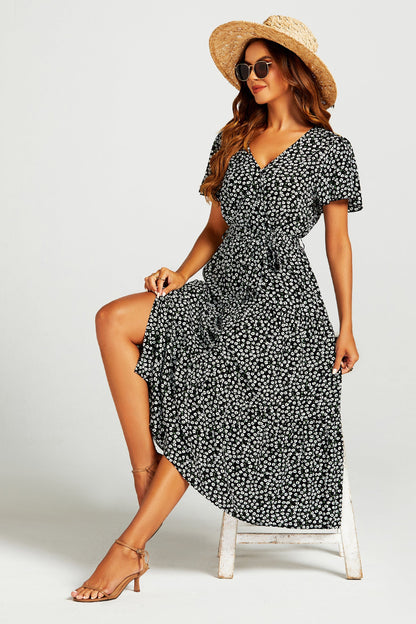 Midi-Kleid mit Print-Saum, Stufenrock & Wickelausschnitt, Beinschlitz in Schwarz