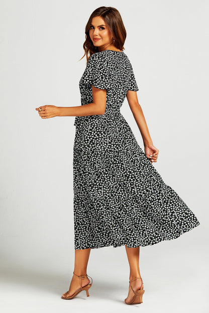 Midi-Kleid mit Print-Saum, Stufenrock & Wickelausschnitt, Beinschlitz in Schwarz