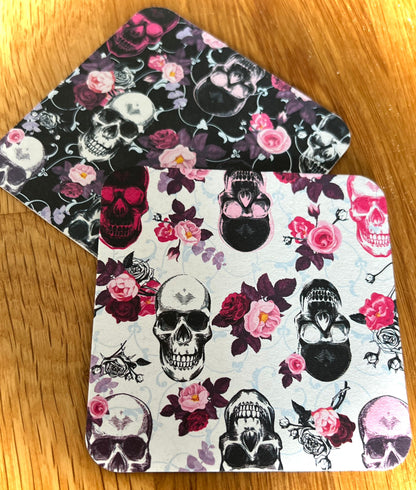 Bierdeckel mit Design Totenkopf - Untersetzer mit Totenköpfen im Rockabilly Stil - 50 Stück