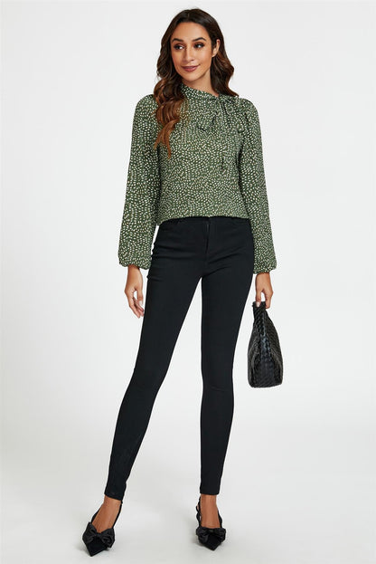 Bluse mit Blumendruck & Seitenbindung in Olive
