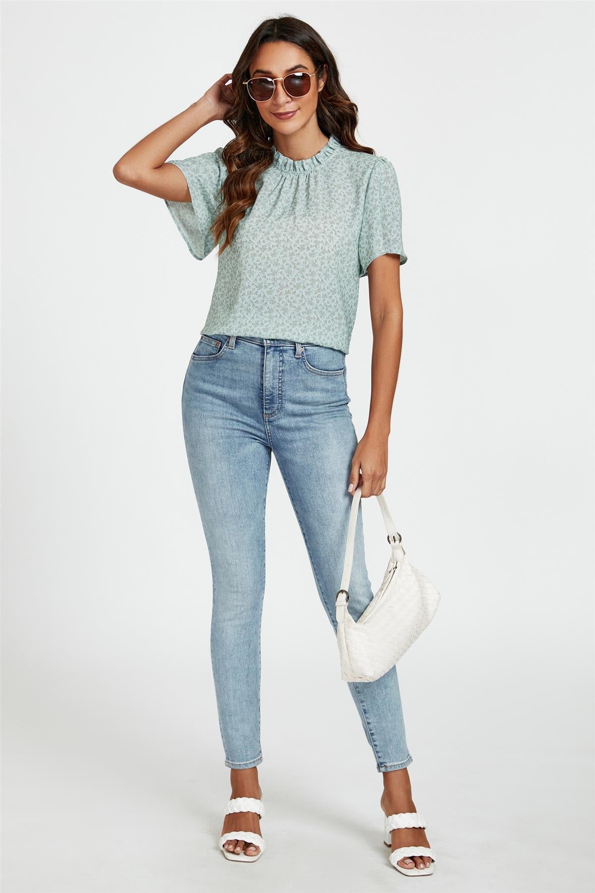Stehkragen-Bluse mit grauem Blumendruck & Engelärmeln in Blau