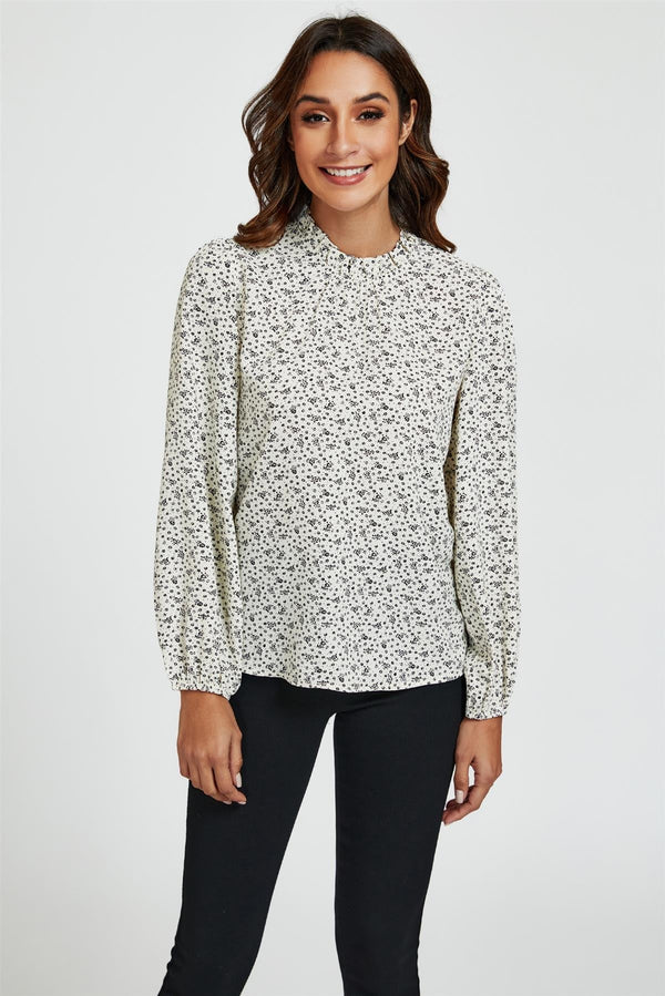 Stehkragen-Top mit kleinem Blumendruck und Rueschendetail in Weiss
