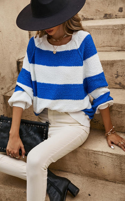 Strickpullover mit blauen Streifen in Weiß
