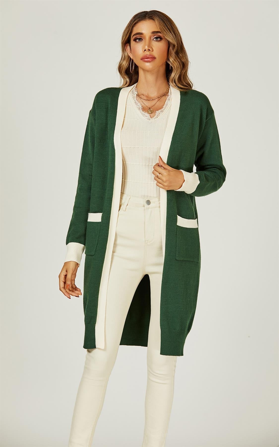 Strickjacke mit Cremefarbenen Streifen in Grün