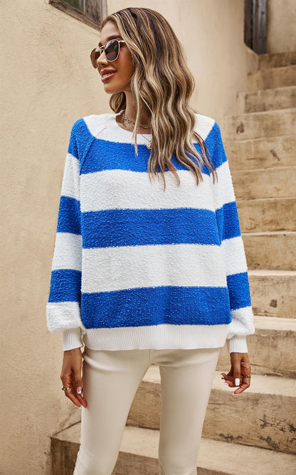 Strickpullover mit blauen Streifen in Weiß
