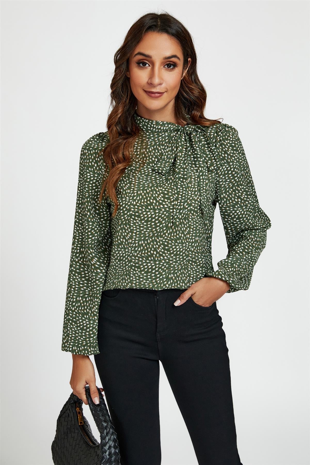 Bluse mit Blumendruck & Seitenbindung in Olive
