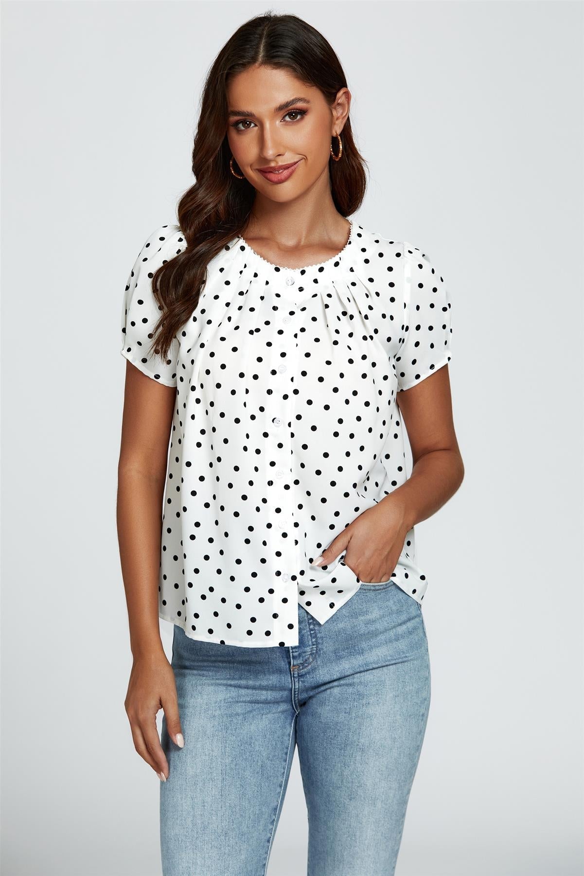 Top mit Punktedruck und Kurzarm in Weiss