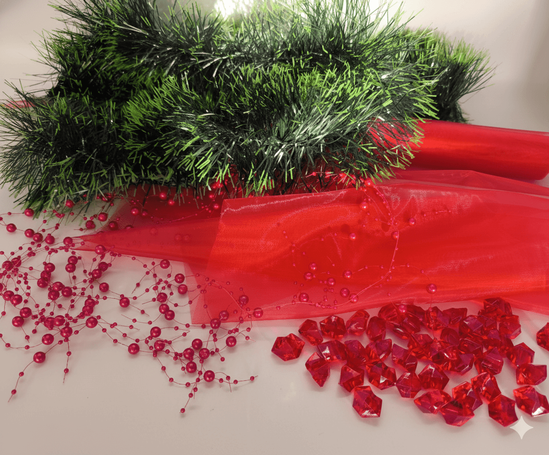 Dekorationset für Weihnachten mit roten Perlen, Tannenzweigen und Stoff, ideal für festliche Tisch- und Fensterdekorationen.