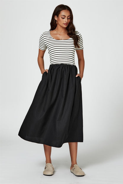 Kurzarm-Midi-Kleid mit Schwarz-Weiß-Streifen