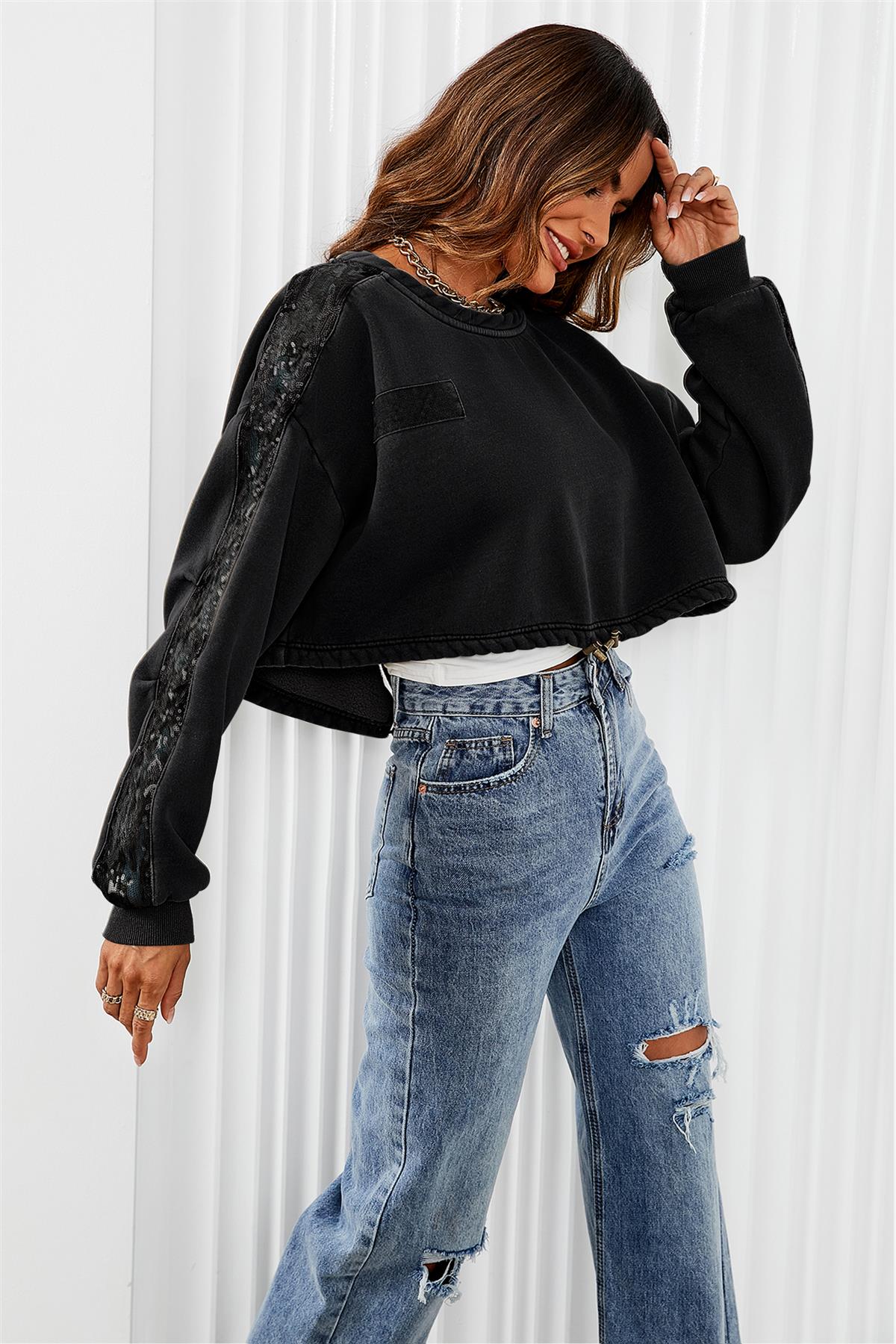 Oversize Cropped Sweatshirt mit Paillettendetail in Schwarz
