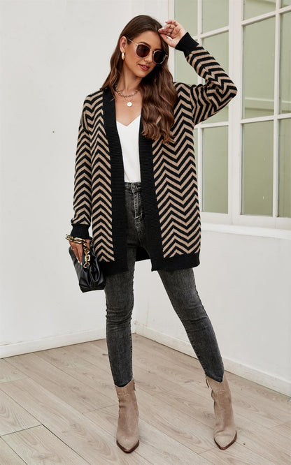 Strickjacke mit Geo-Muster Intarsia in Beige & Schwarz