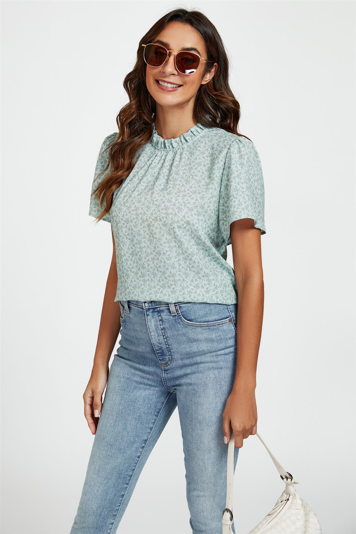 Stehkragen-Bluse mit grauem Blumendruck & Engelärmeln in Blau