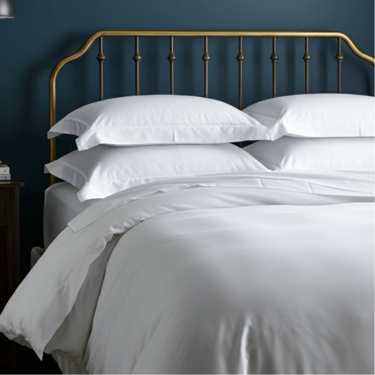 Grand Hotel Baumwolle Perkal Deckenbezug mit weißen Kissen auf dem Bett vor blauem Hintergrund.