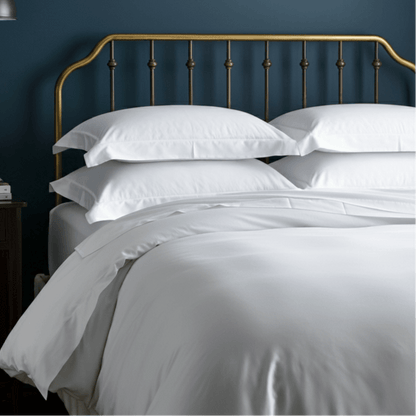 Grand Hotel Baumwolle Perkal Deckenbezug mit weißen Kissen auf dem Bett vor blauem Hintergrund.