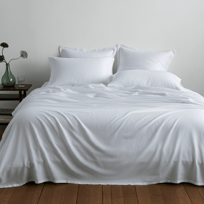 Grand Hotel Baumwolle Perkal Deckenbezug auf einem Bett mit weißen Kissen und einem modernen Schlafzimmer-Hintergrund.