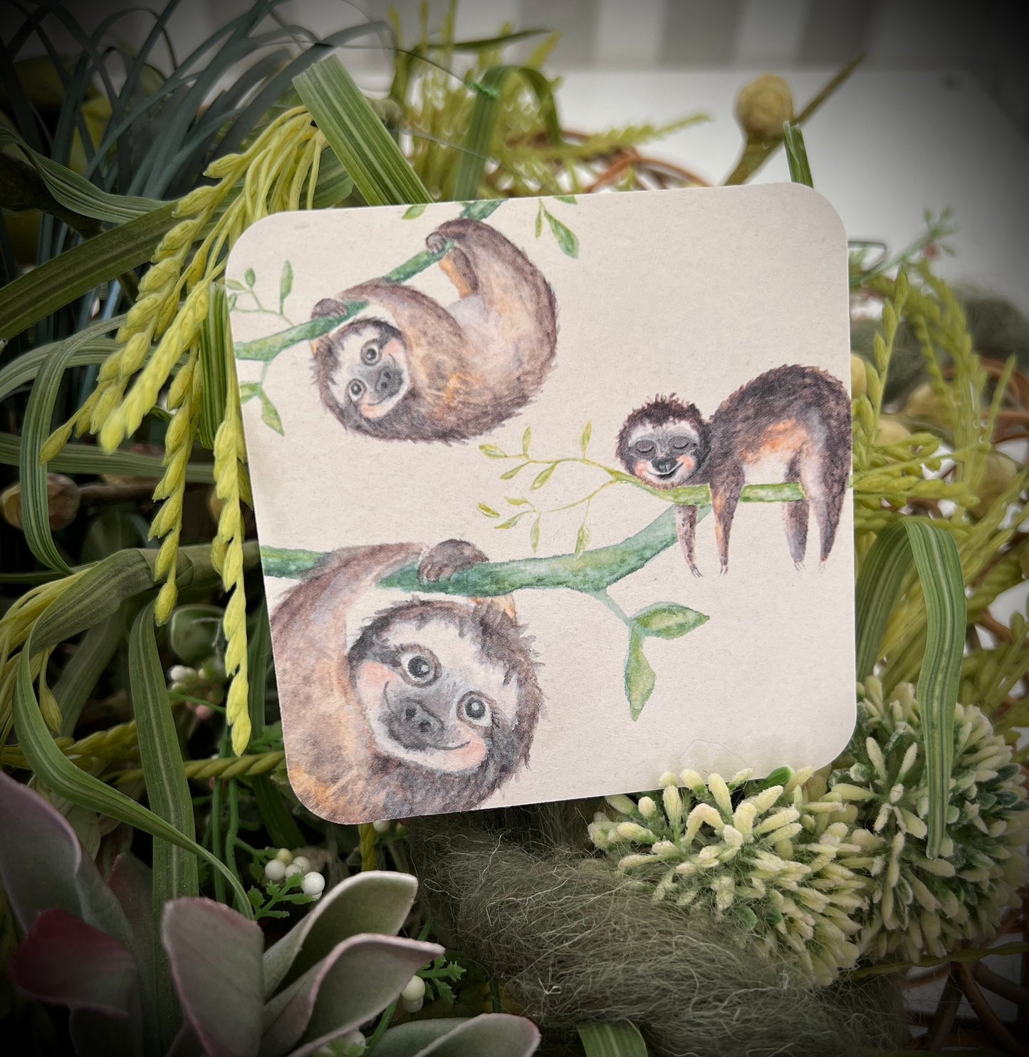 50 Bierdeckel Faultier 'Einfach mal abhängen', Naturmotiv Grün Beige